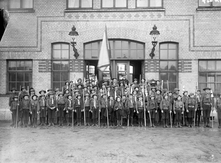 Swedish scouts in uniform, Uddevalla railway station, 1912